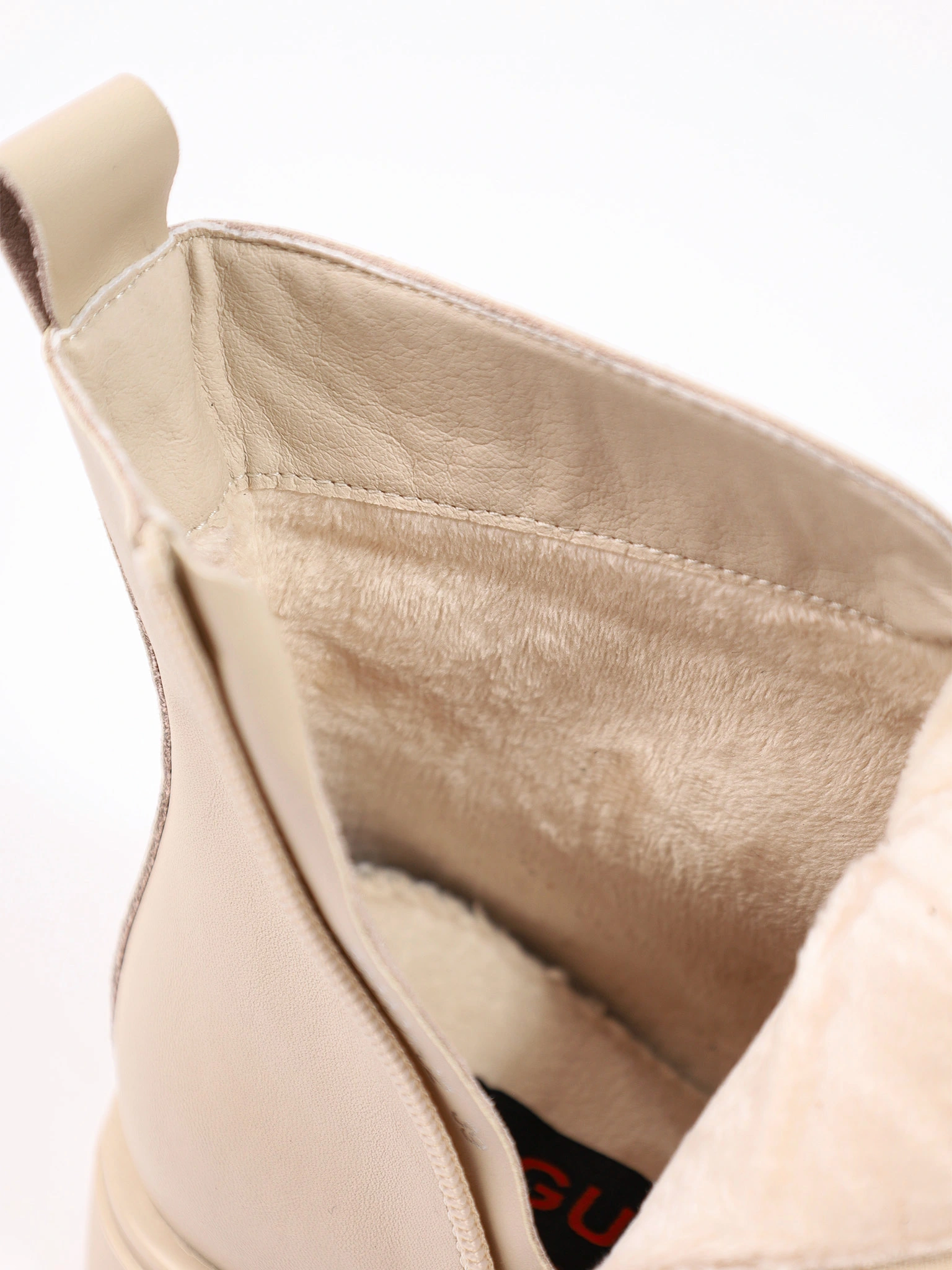 Ботинки светло-бежевого цвета с декоративным замком